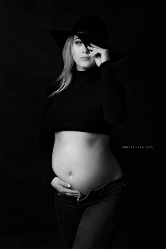 konwalijka-fotografia-ciazowa-sanok-fotograf-rodzinny-sesja-ciążowa-studio-boho-w-bieli1